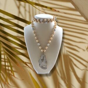 NWOT Elegant Long Cream/Gold Beaded Natural Agate Druzy Pendant Necklace